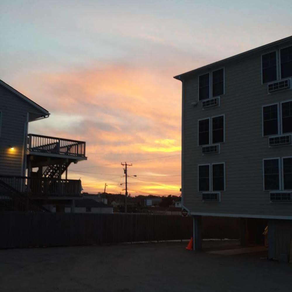 Misquamicut Beach Front Inn ウェスタリー エクステリア 写真